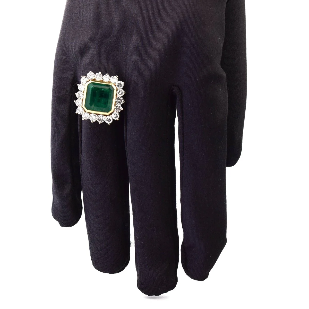 Entourage Ring in yellow gold, emerald and diamonds - Image 2