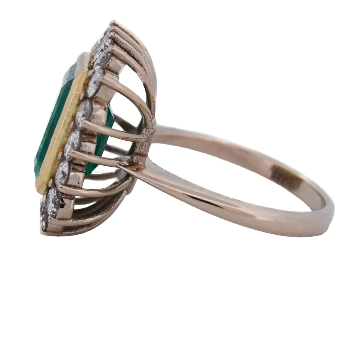 Entourage Ring in yellow gold, emerald and diamonds - Image 4