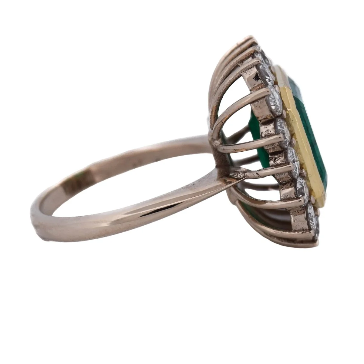 Entourage Ring in yellow gold, emerald and diamonds - Image 5