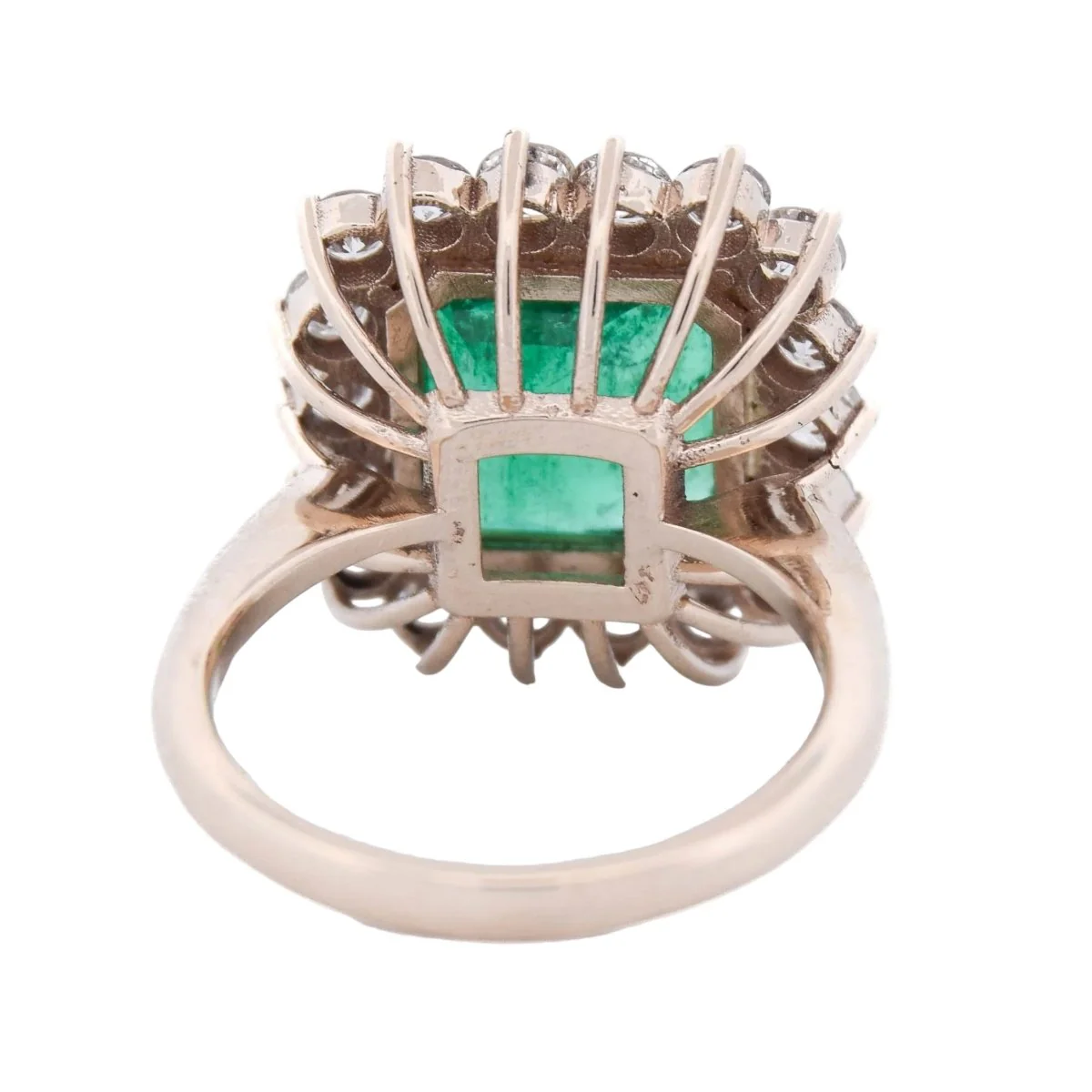 Entourage Ring in yellow gold, emerald and diamonds - Image 6