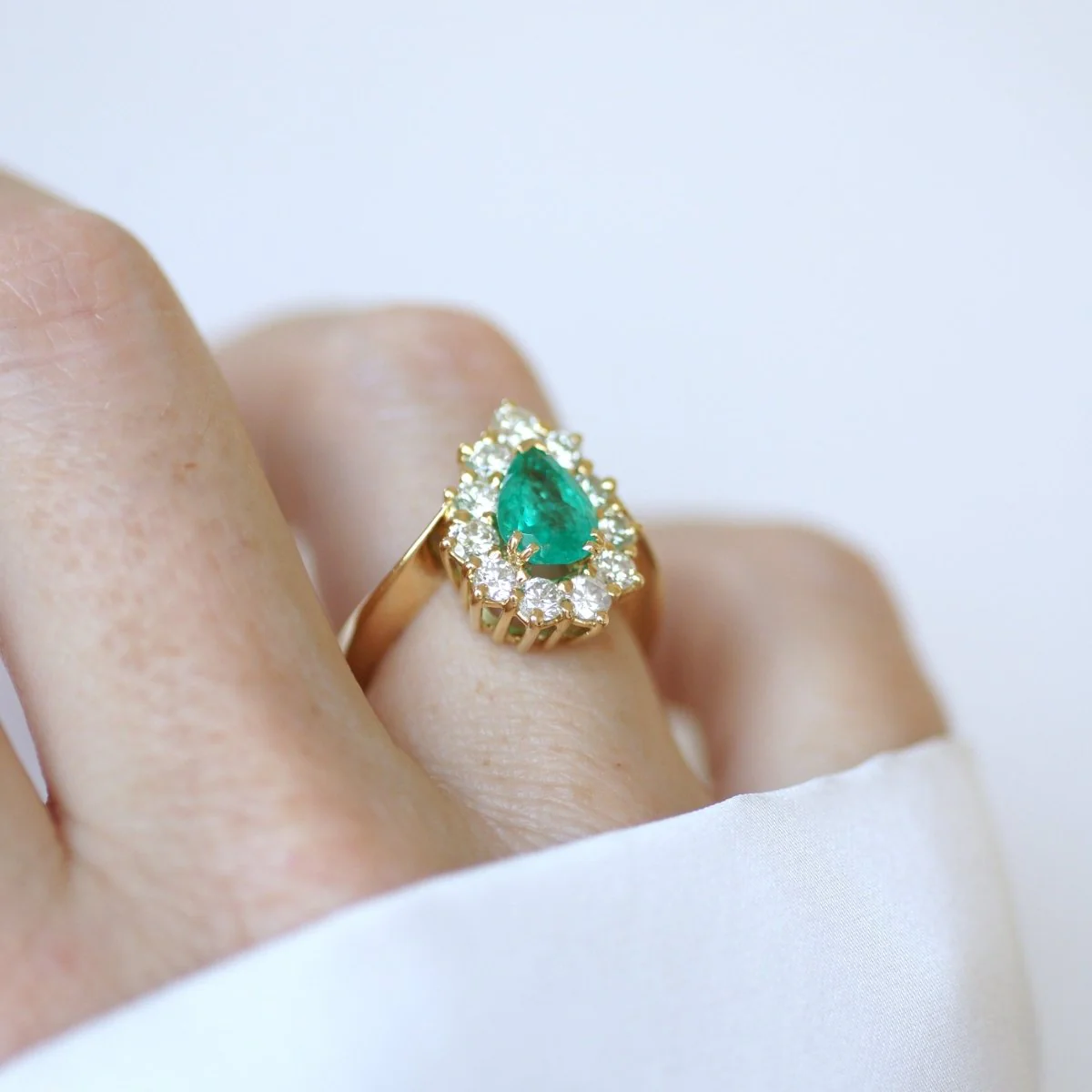 "Entourage" Ring in Yellow Gold, Emerald, and Diamonds - Image 2