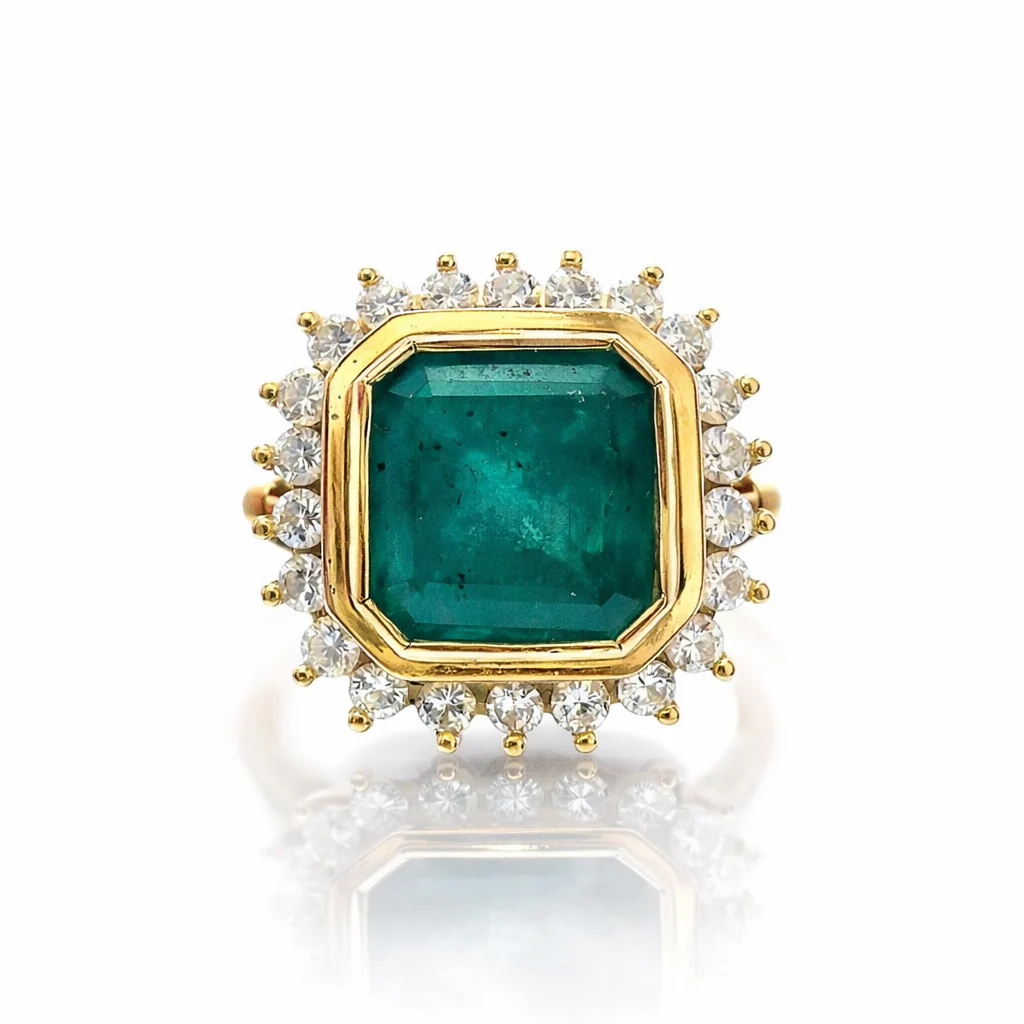 Entourage Ring in yellow gold, emerald, and diamonds