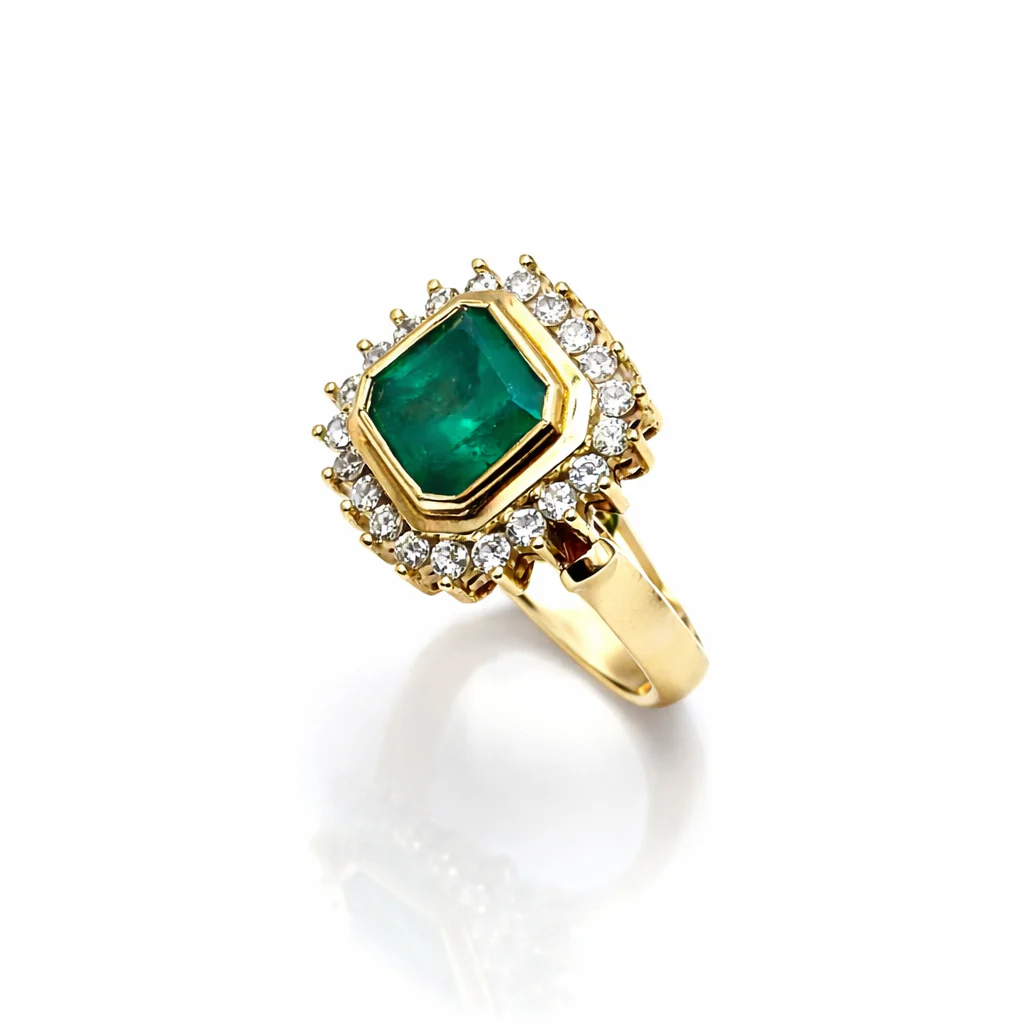 Entourage Ring in yellow gold, emerald, and diamonds - Image 3