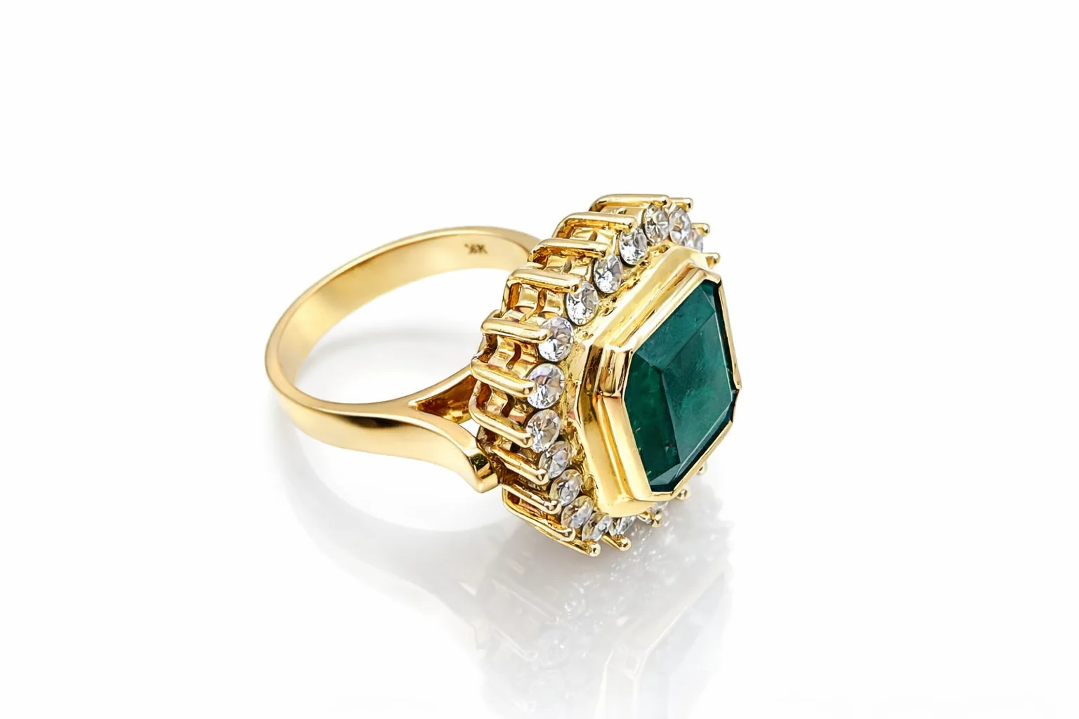 Entourage Ring in yellow gold, emerald, and diamonds - Image 5