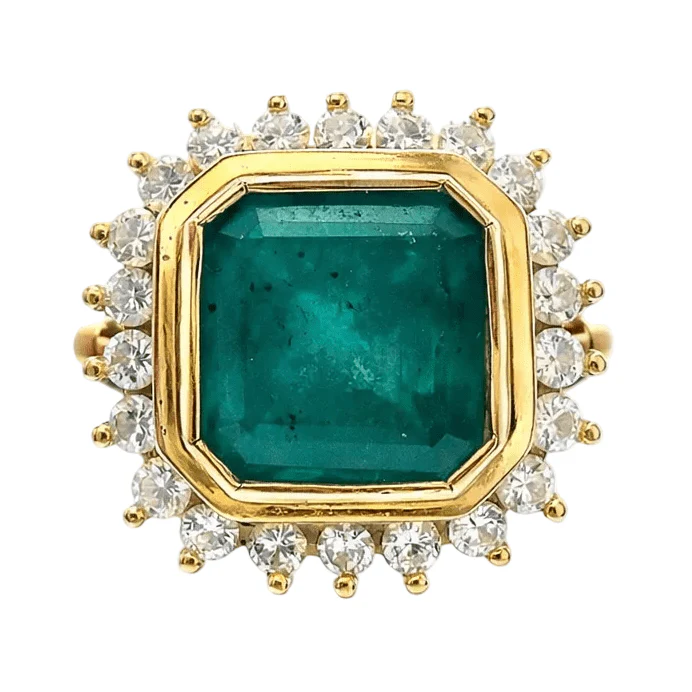 Entourage Ring in yellow gold, emerald, and diamonds - Image 6