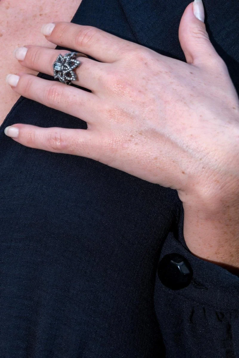 Flower Ring Black Gold Diamond - Image 3