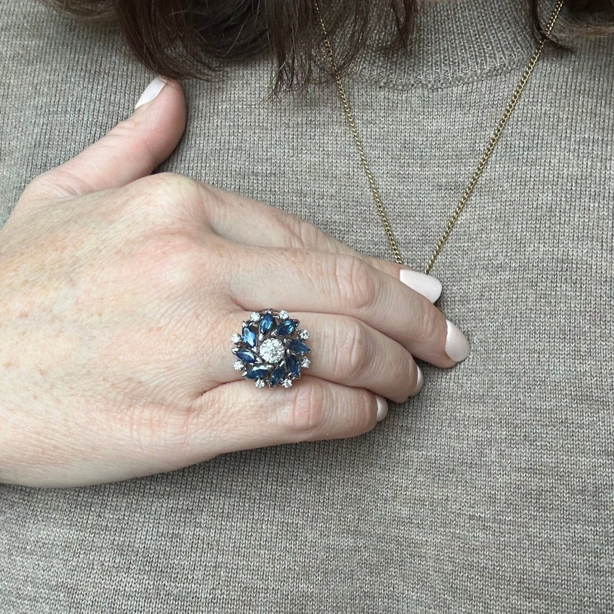 Bague fleur en or gris et saphirs - Image 6