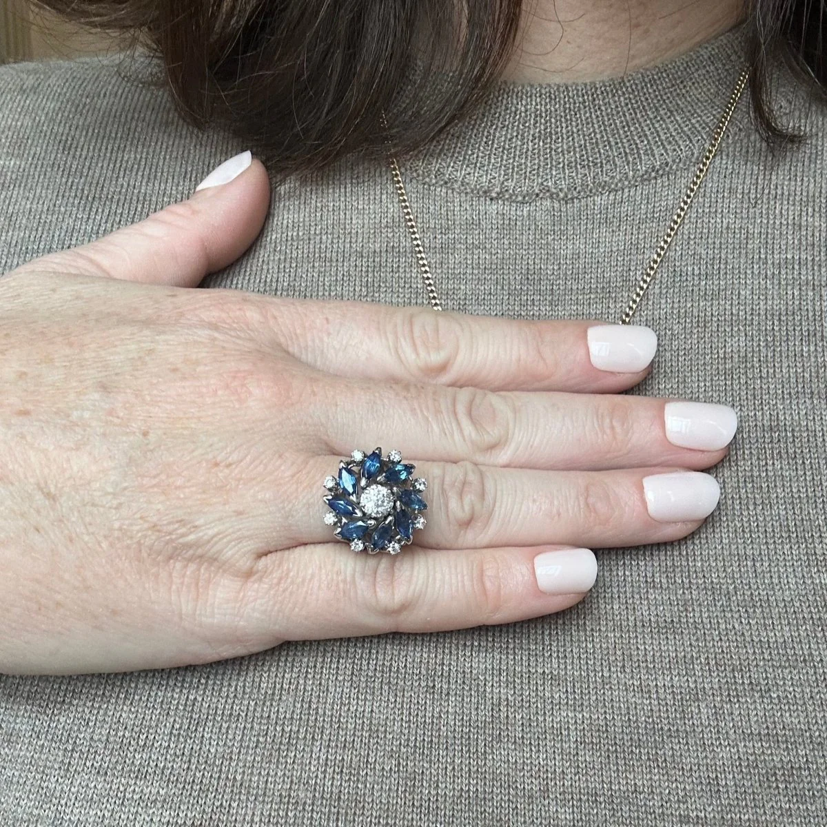 Bague fleur en or gris et saphirs - Image 7