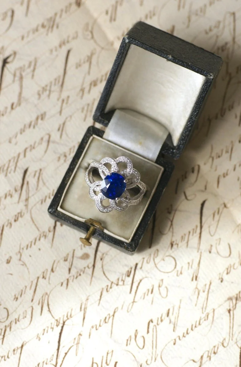 Ring at white gold, sapphire and diamonds - Image 10