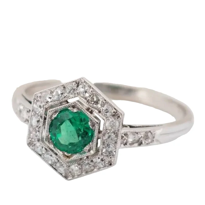 Ring Surroundings in paltinium, emerald and diamonds - Image 3