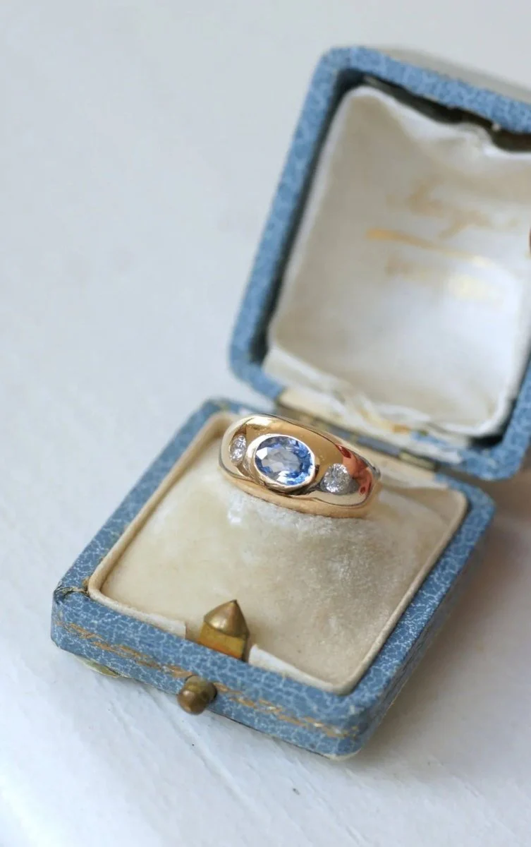 Ceylon sapphire and diamond bangle ring - Image 8