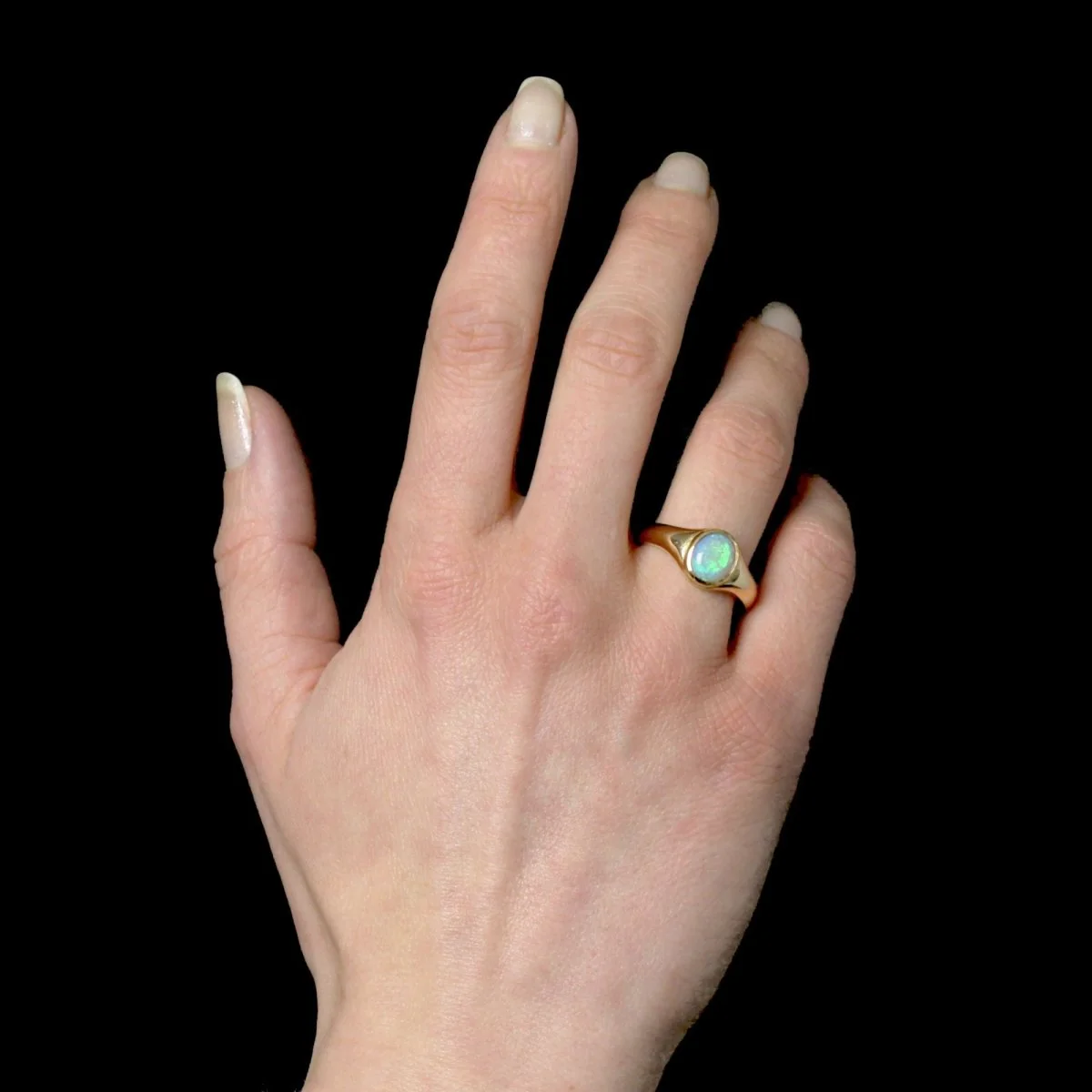 Yellow gold and oval cabochon opal band ring - Image 3