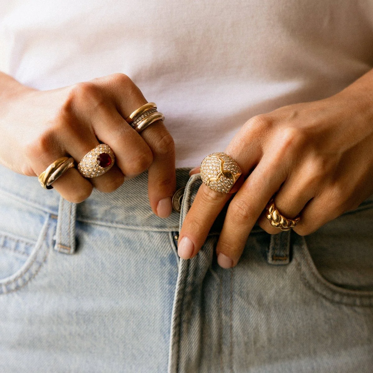 Ring CHANEL "Profil de Camélia" in yellow gold and diamonds - Image 2