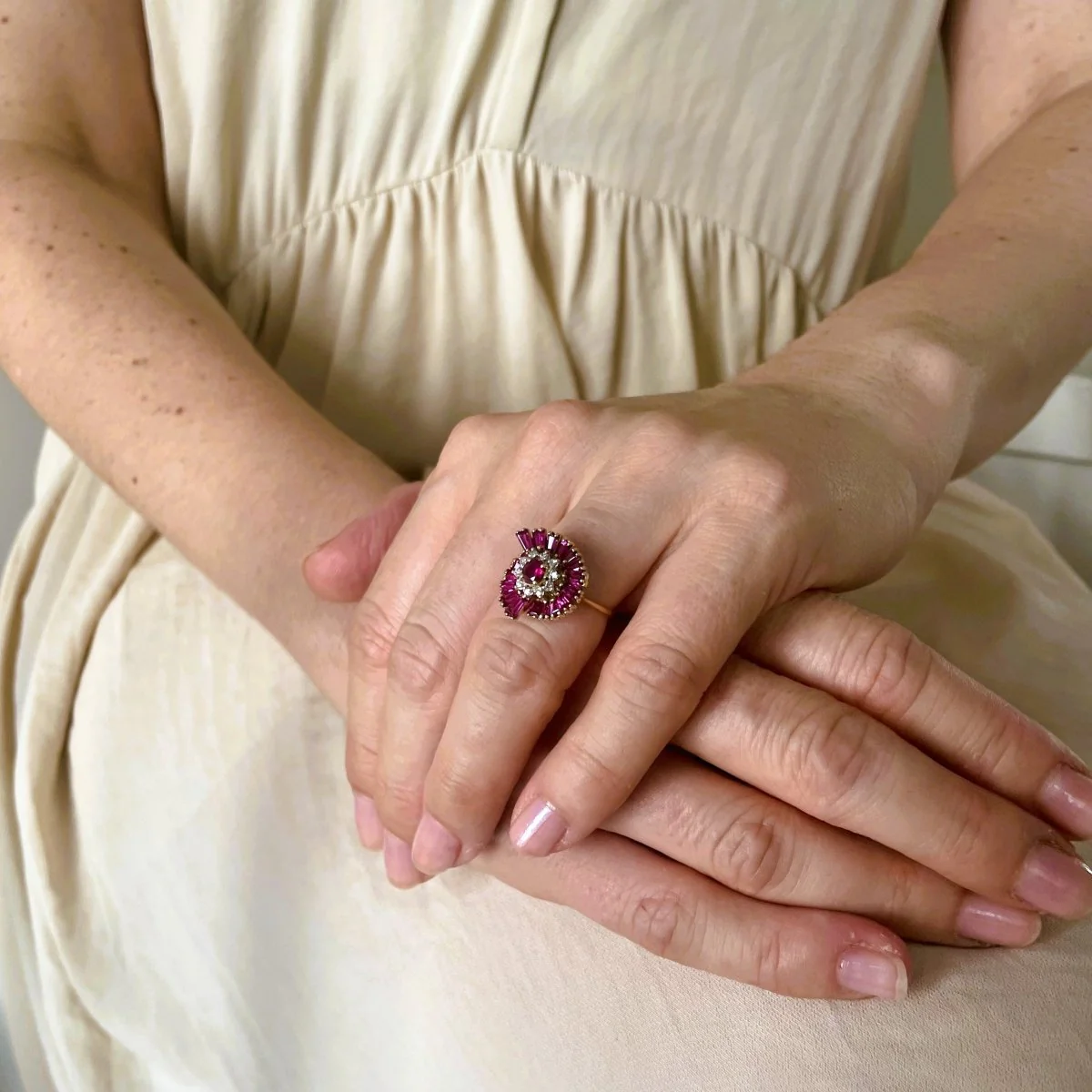 "Jupe" Ring in yellow gold, rubies, and diamonds - Image 2