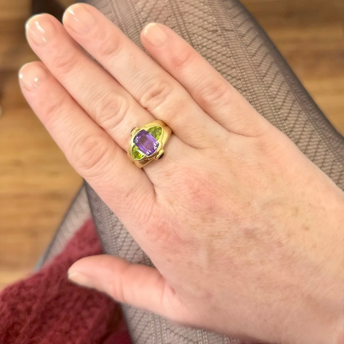 Bague Lilas en or jaune et améthyste et péridots - Image 2