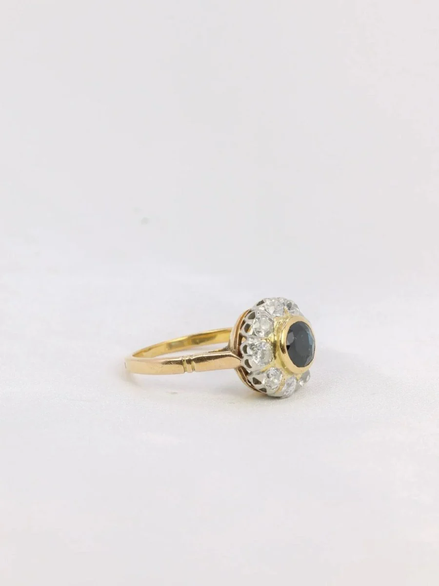 Platinum gold daisy ring with round sapphire diamonds - Image 7