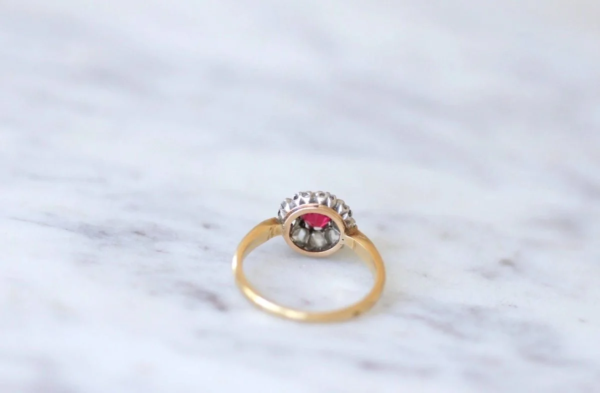 Red spinel daisy ring surrounded by diamonds - Image 8
