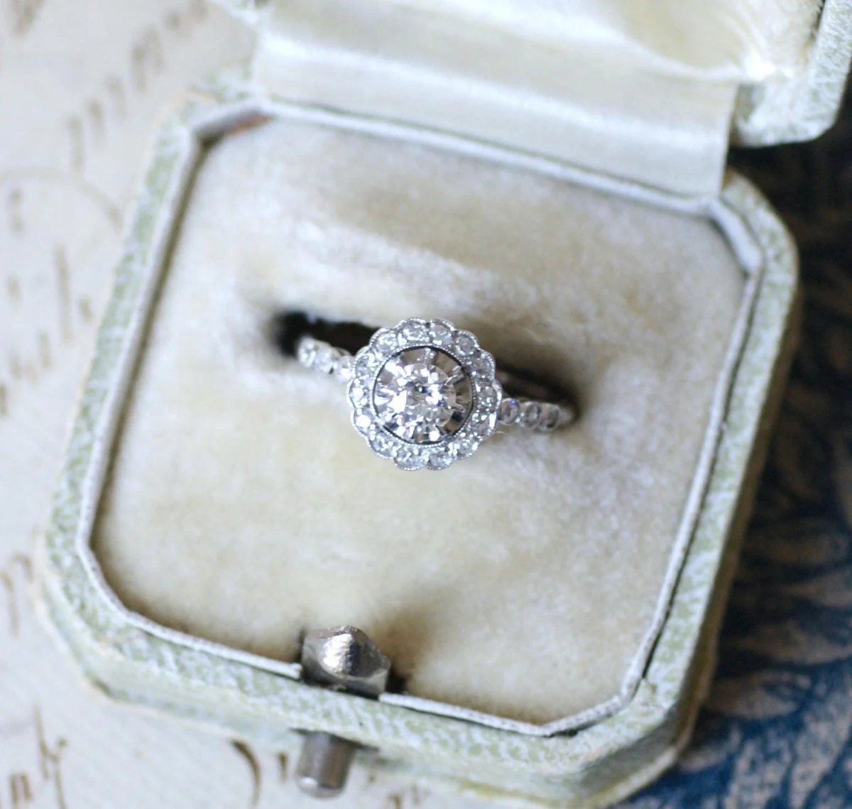 Ring Marguerite in paltinium and diamonds