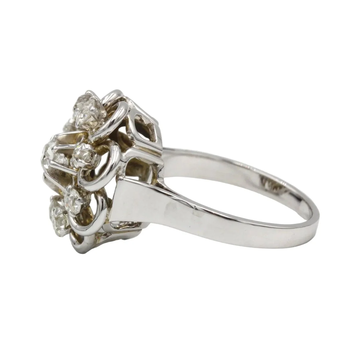 Marguerite Ring in White Gold and Diamonds - Image 3