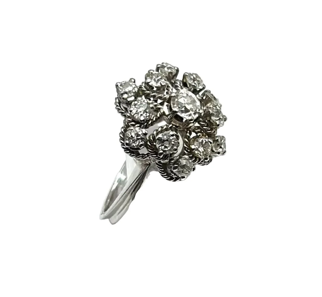 Marguerite Ring in White Gold and Diamonds - Image 10