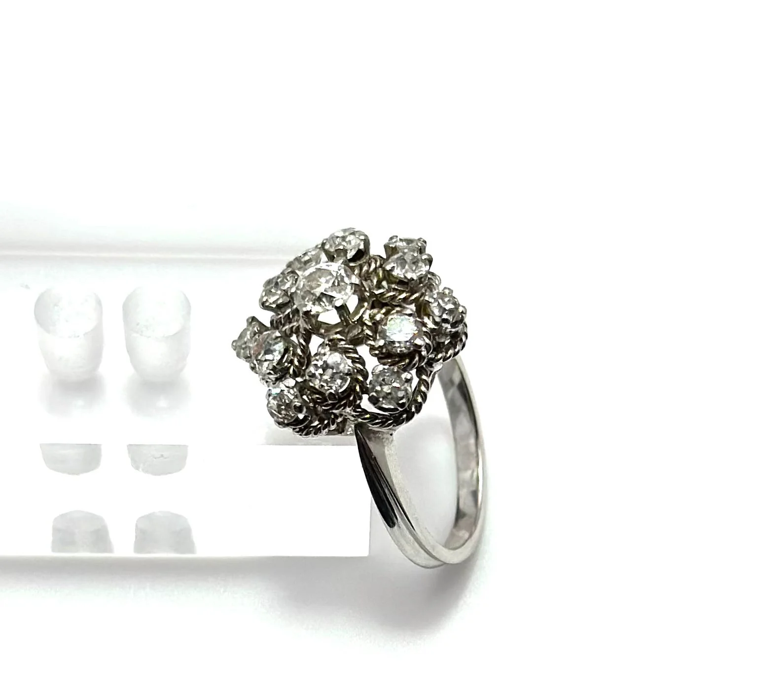 Marguerite Ring in White Gold and Diamonds - Image 3