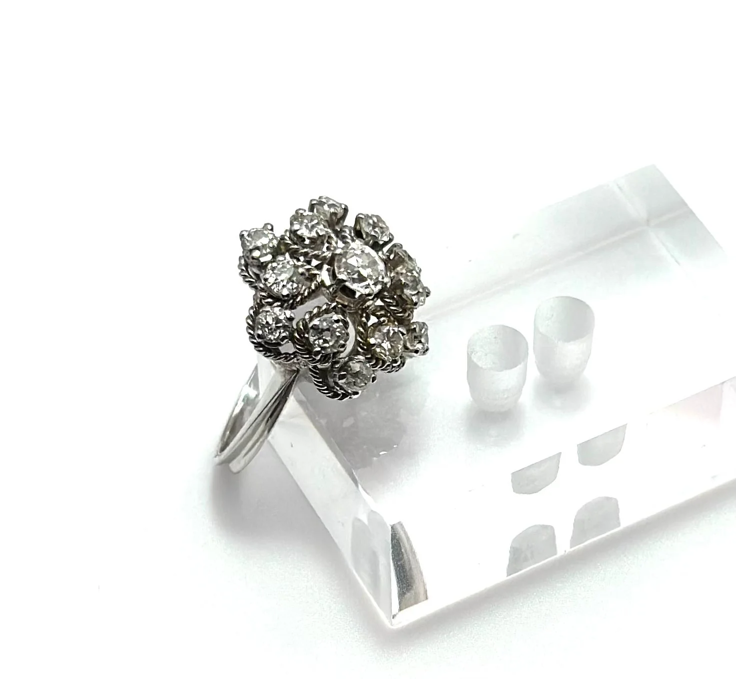 Marguerite Ring in White Gold and Diamonds - Image 5