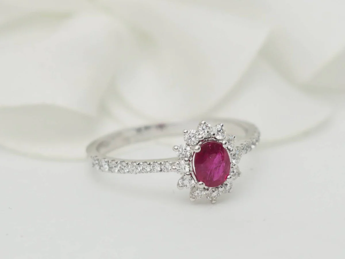Ring Marguerite in white gold, ruby and diamonds - Image 2