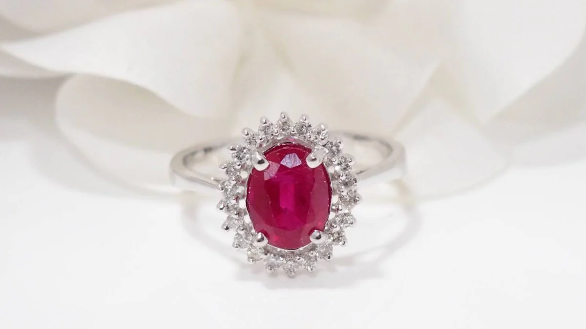 Ring Marguerite in white gold, ruby and diamonds - Image 2