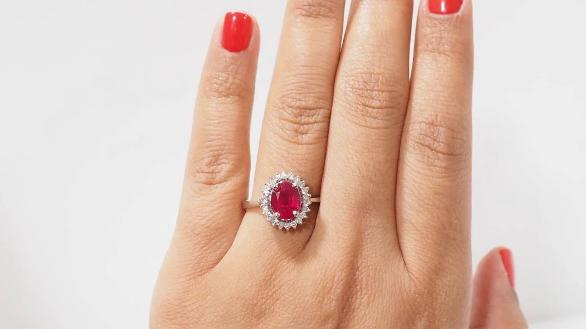 Ring Marguerite in white gold, ruby and diamonds - Image 7