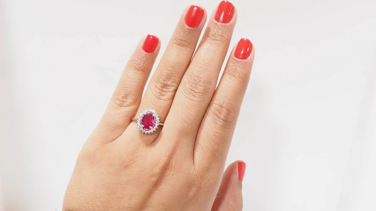 Ring Marguerite in white gold, ruby and diamonds - Image 8