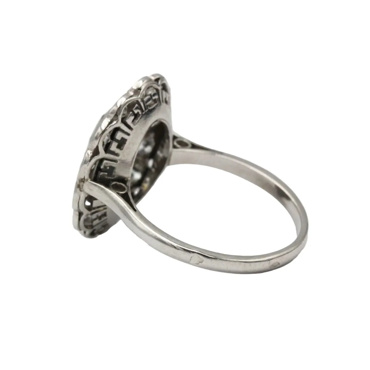 Marguerite Ring in White Gold, Sapphire, and Diamonds - Image 4