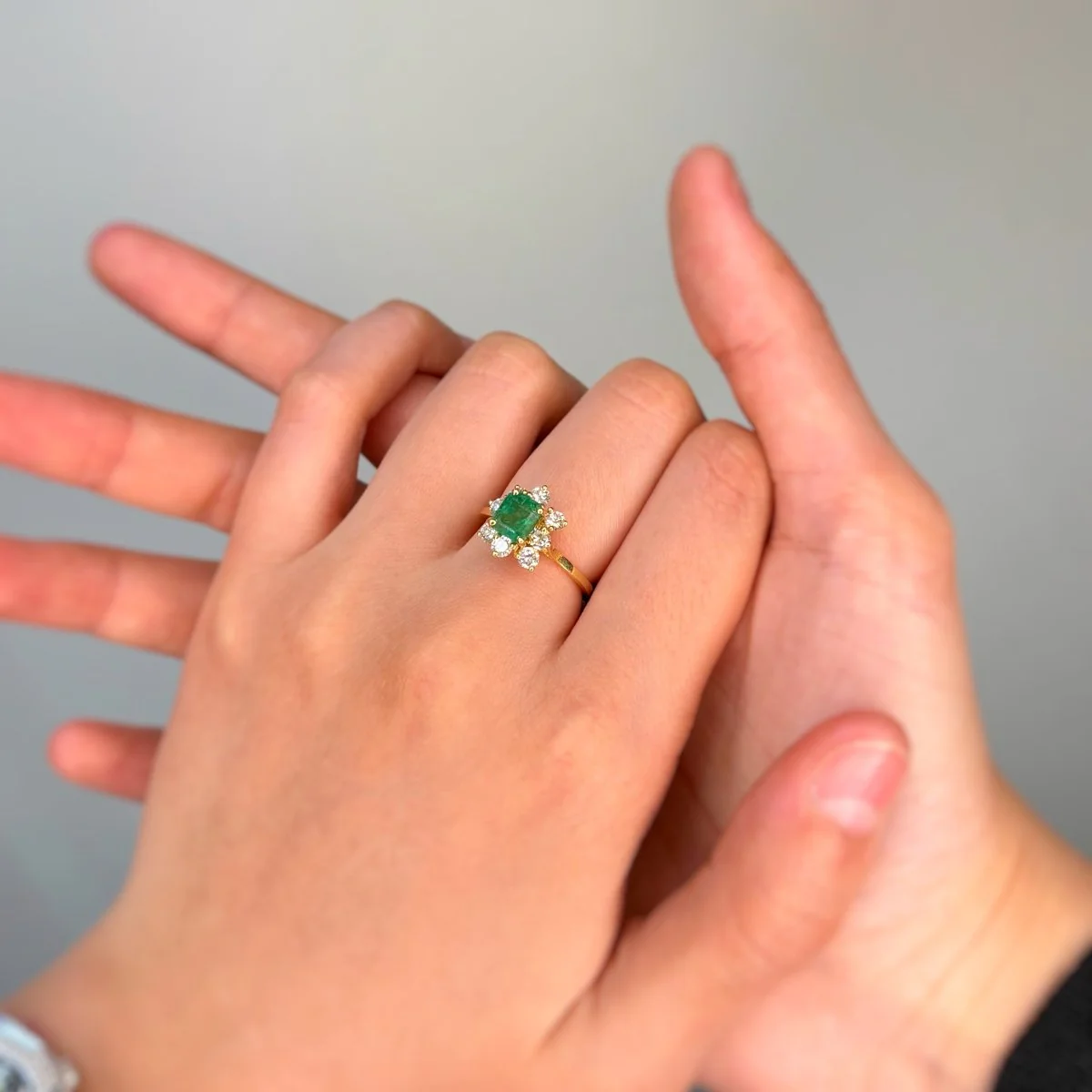Daisy ring in yellow gold, emerald and diamonds - Image 5