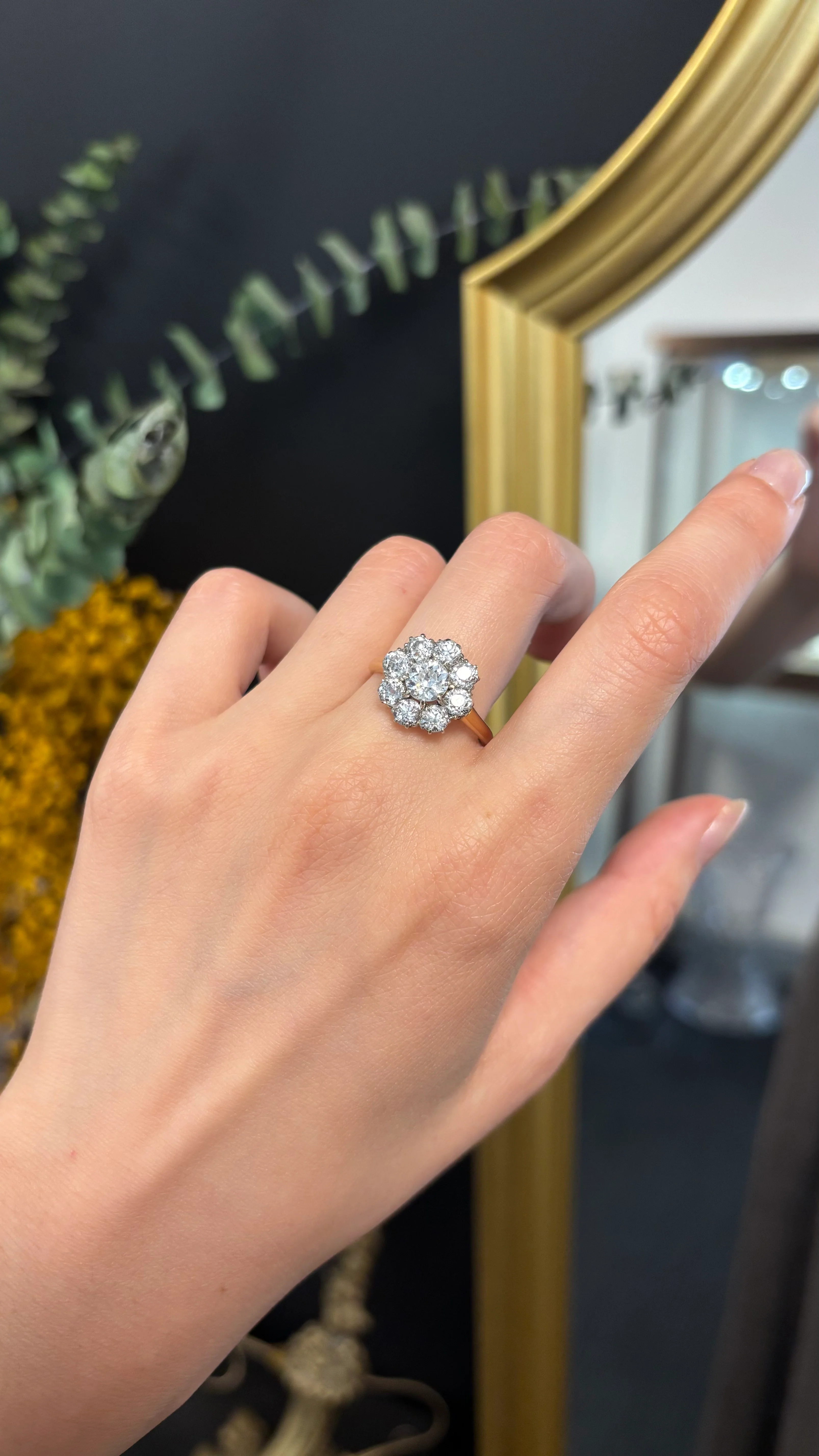 Marguerite Ring in Yellow Gold and Diamonds - Image 3