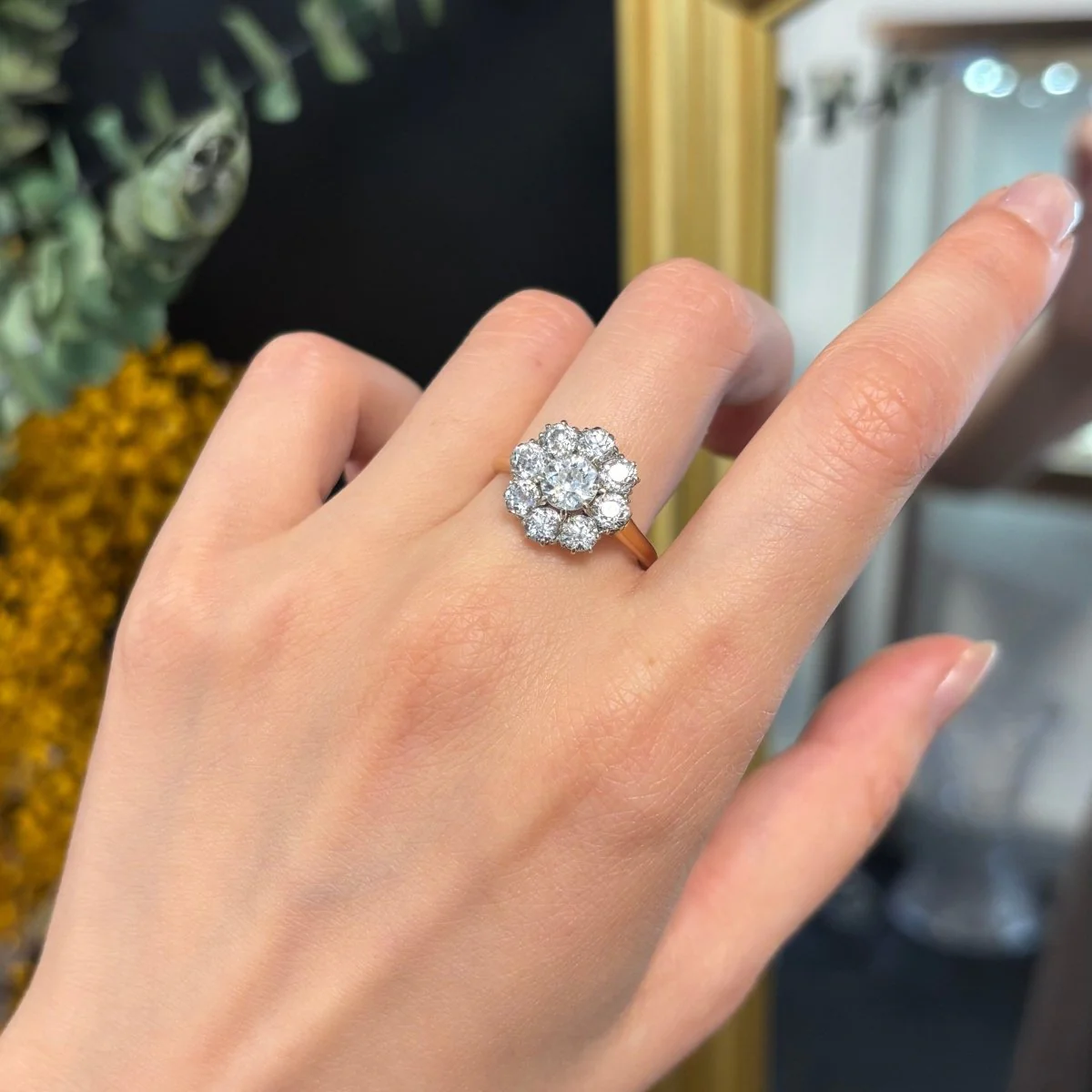 Marguerite Ring in Yellow Gold and Diamonds - Image 9