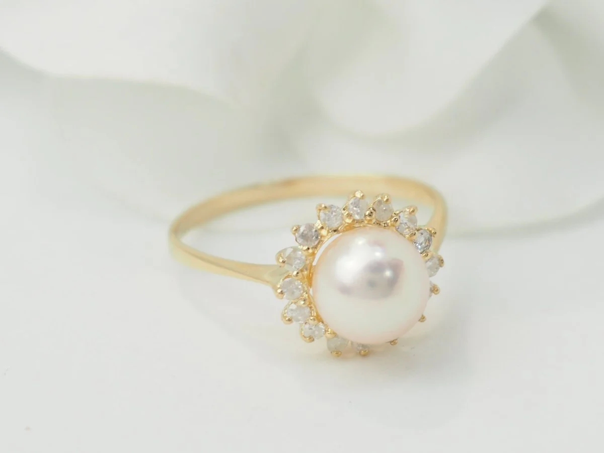 Yellow gold ring with a cultured pearl and diamonds - Image 4