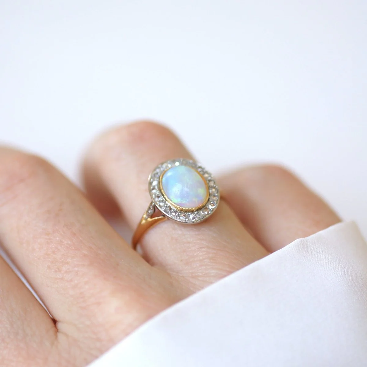 Marguerite Ring in yellow gold, platinum, opal, and diamonds - Image 2
