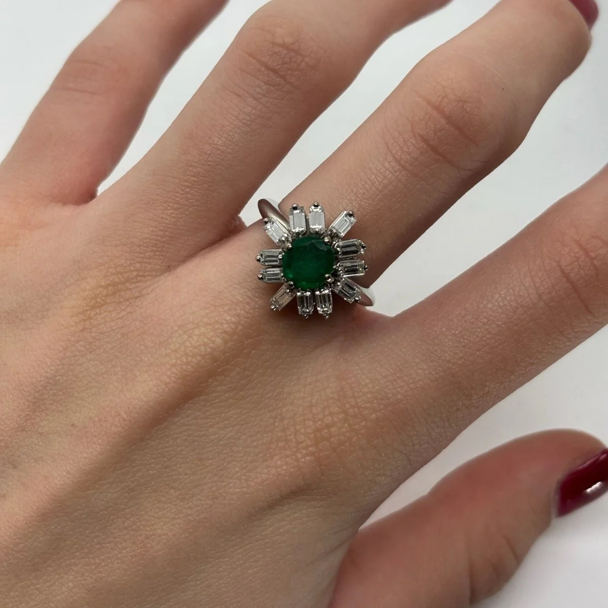 Bague Marguerite or blanc, émeraude et diamants - Image 2