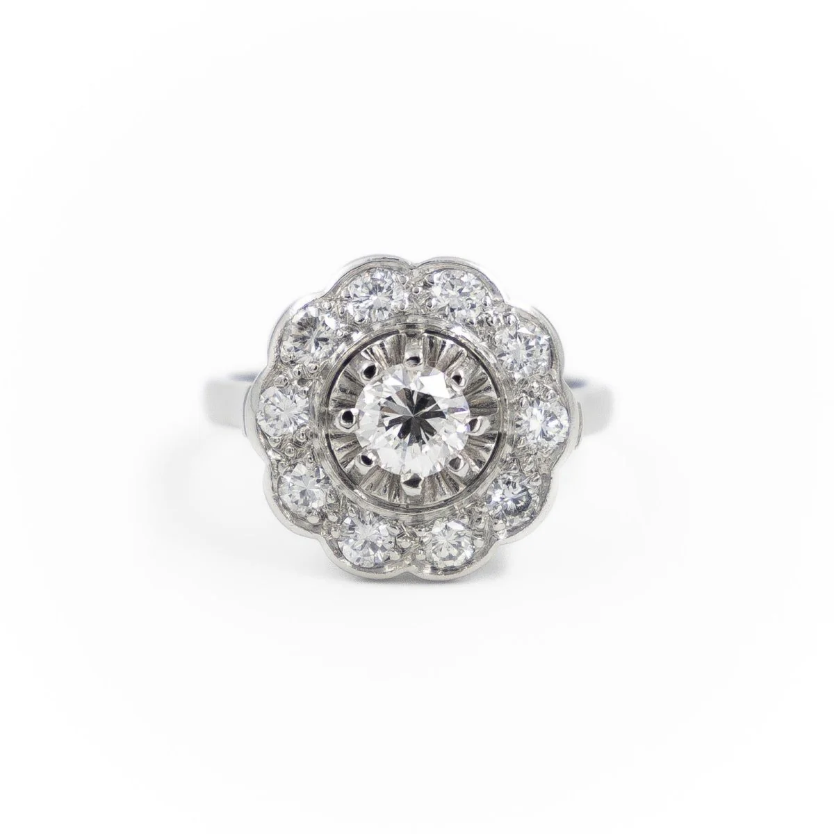 Marguerite ring in platinum and diamonds