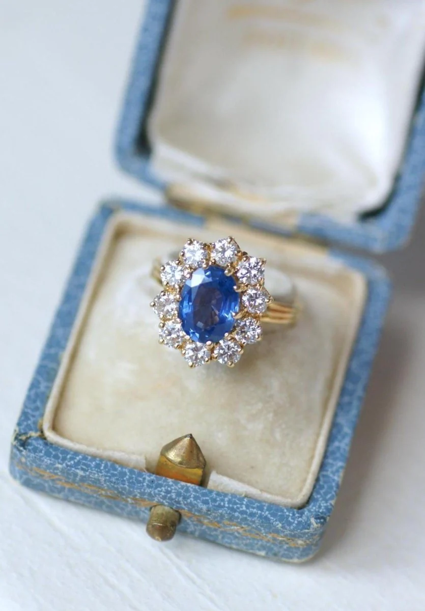 Daisy Ring with Ceylon Sapphire 1.70 Cts and Diamonds on Yellow Gold