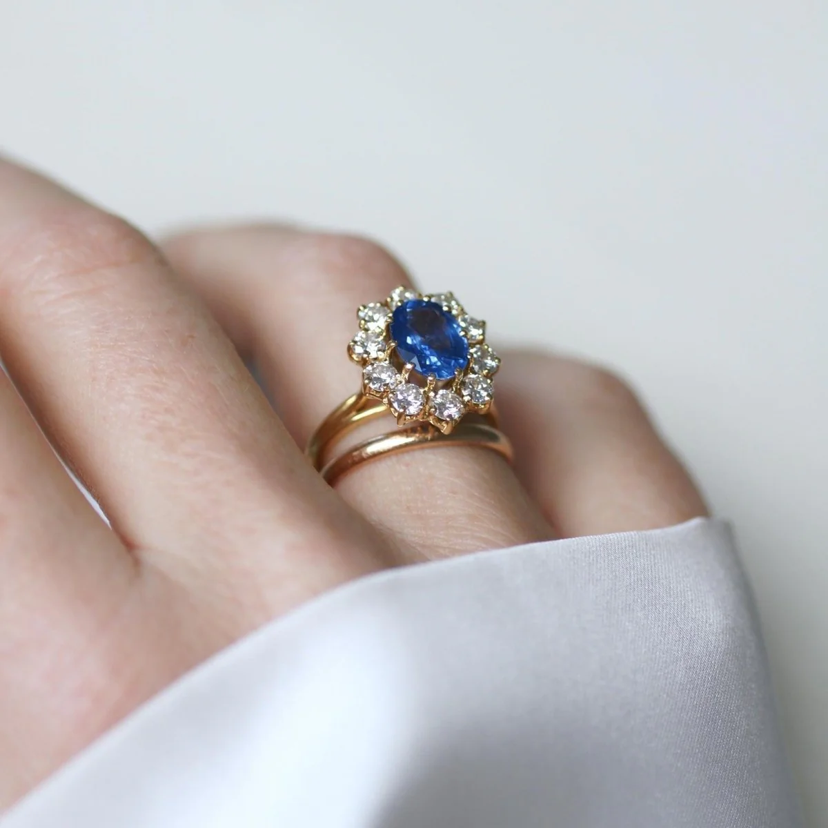 Daisy Ring with Ceylon Sapphire 1.70 Cts and Diamonds on Yellow Gold - Image 10