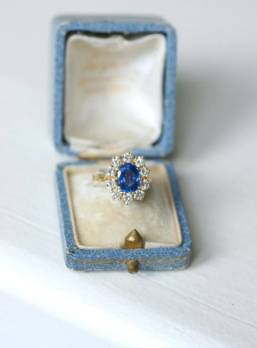 Daisy Ring with Ceylon Sapphire 1.70 Cts and Diamonds on Yellow Gold - Image 11