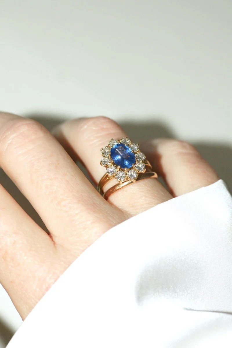 Daisy Ring with Ceylon Sapphire 1.70 Cts and Diamonds on Yellow Gold - Image 12