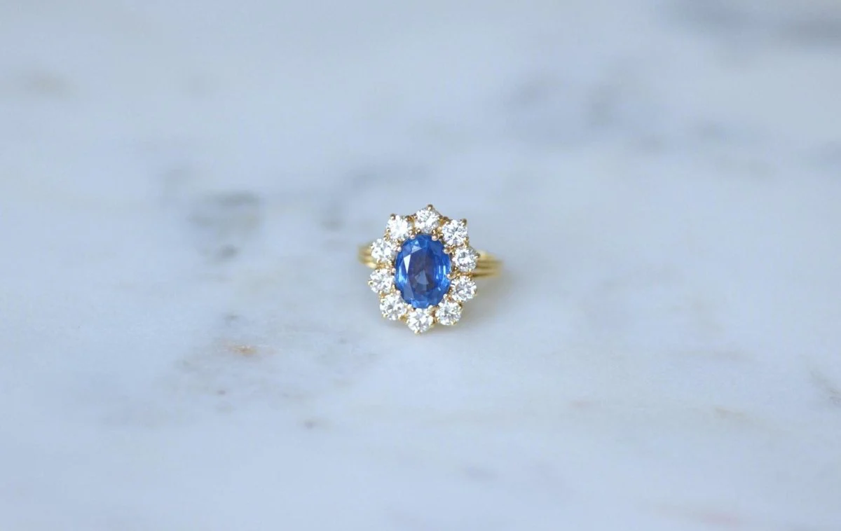 Daisy Ring with Ceylon Sapphire 1.70 Cts and Diamonds on Yellow Gold - Image 2