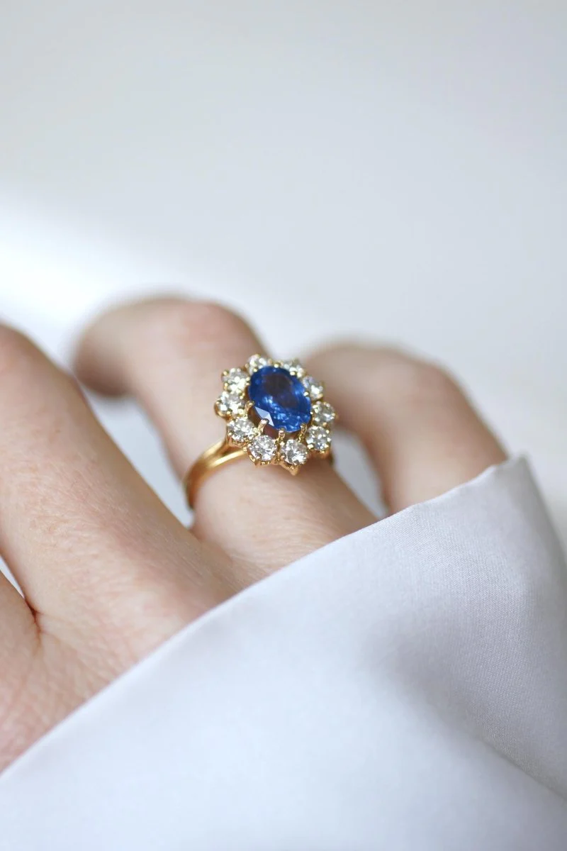 Daisy Ring with Ceylon Sapphire 1.70 Cts and Diamonds on Yellow Gold - Image 3