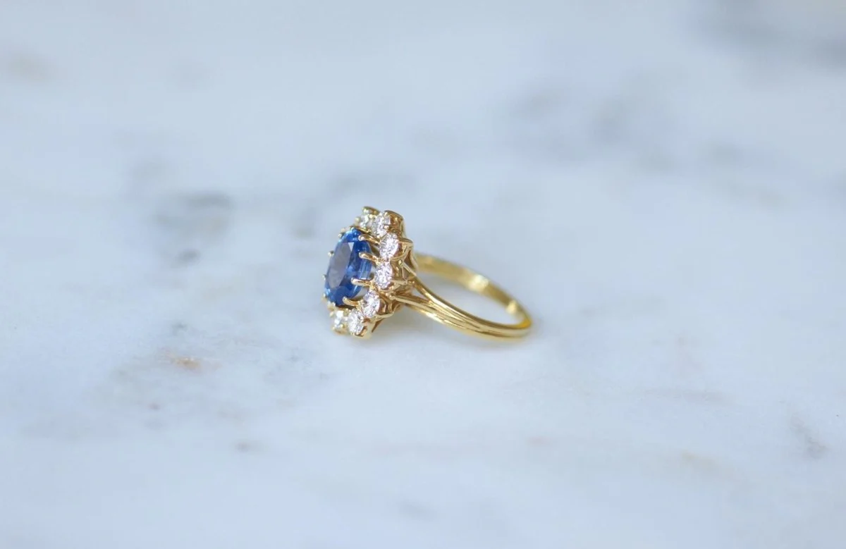 Daisy Ring with Ceylon Sapphire 1.70 Cts and Diamonds on Yellow Gold - Image 4