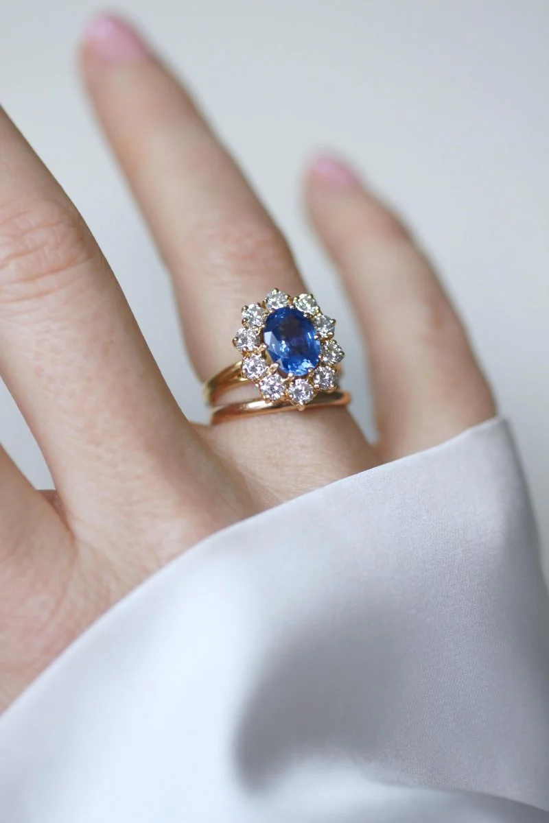Daisy Ring with Ceylon Sapphire 1.70 Cts and Diamonds on Yellow Gold - Image 5