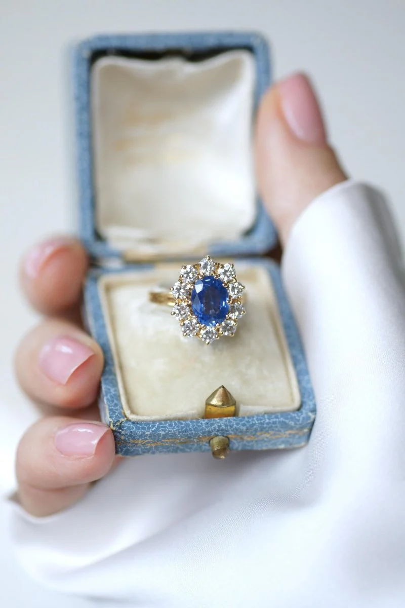 Daisy Ring with Ceylon Sapphire 1.70 Cts and Diamonds on Yellow Gold - Image 6
