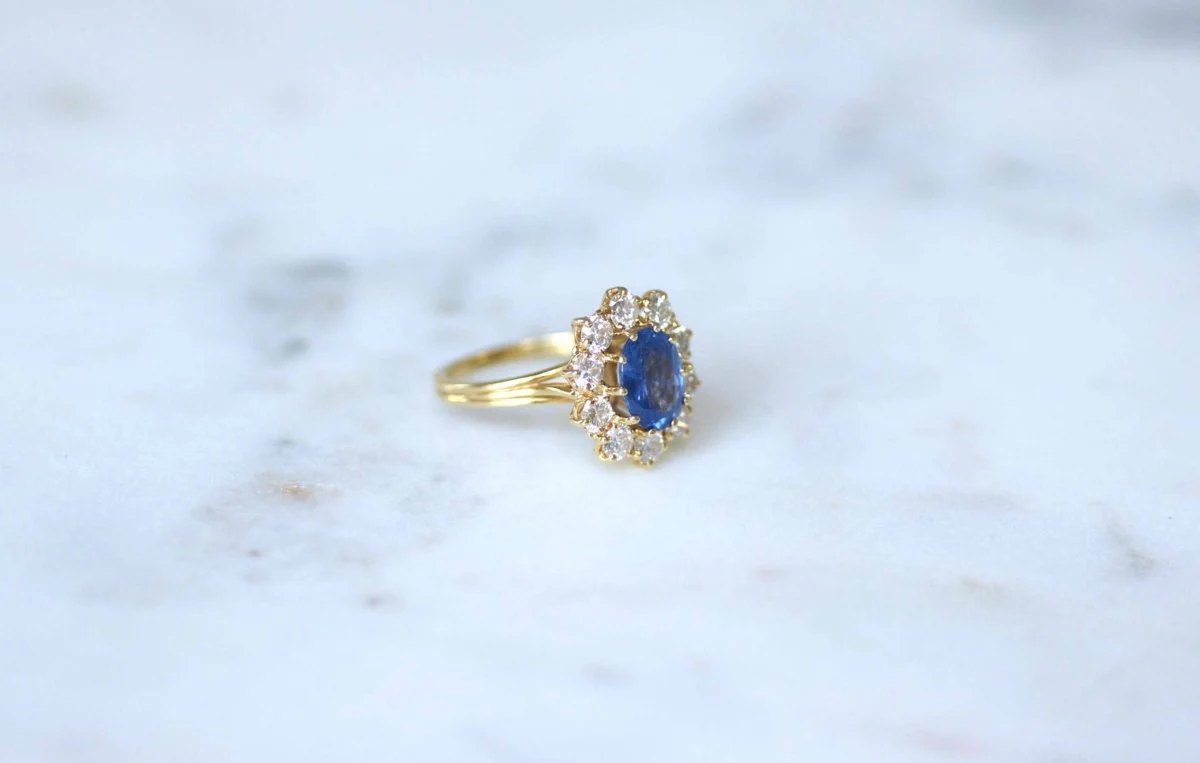 Daisy Ring with Ceylon Sapphire 1.70 Cts and Diamonds on Yellow Gold - Image 7