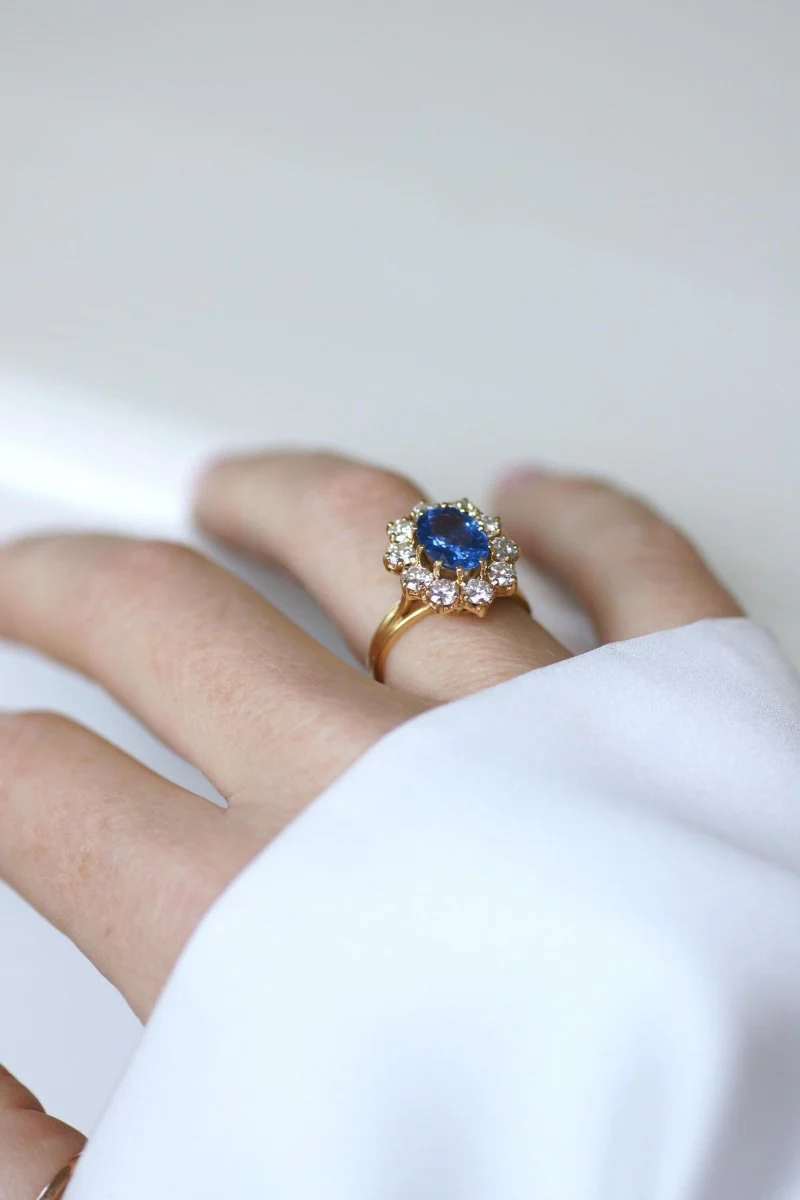 Daisy Ring with Ceylon Sapphire 1.70 Cts and Diamonds on Yellow Gold - Image 8