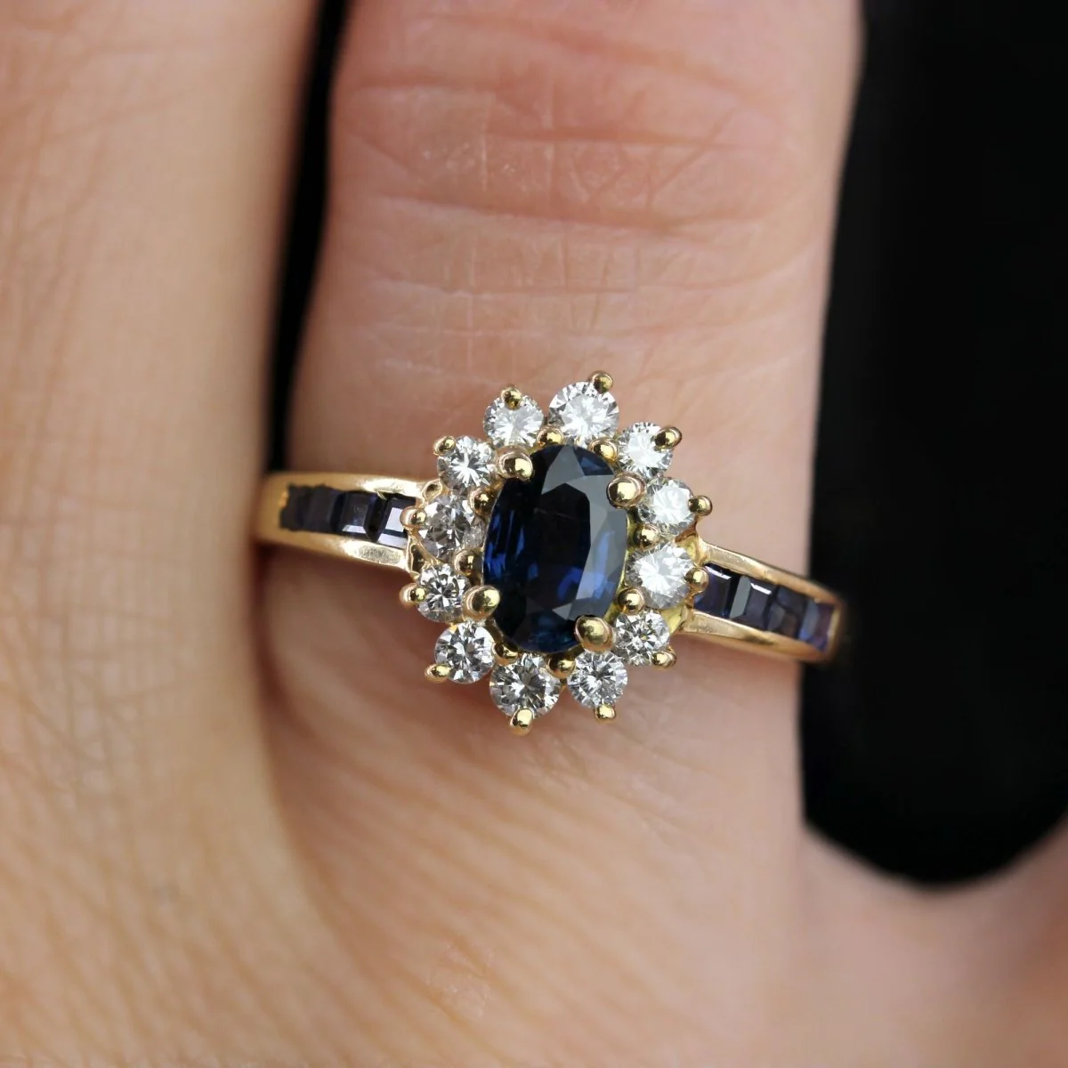 Ring daisy in yellow gold, sapphires and diamonds - Image 5